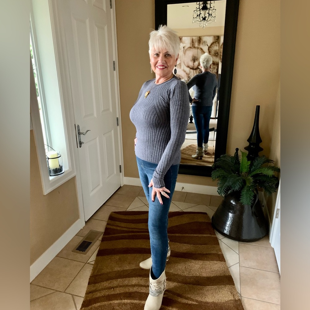 LN ZARA CUTE KNIT SWEATER. THIS SWEATER IS LIGHTWEIGHT & COMFY.